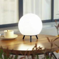 Lindby LED-Akkutischlampe Aurilia, schwarz/weiß, Eisen, IP44