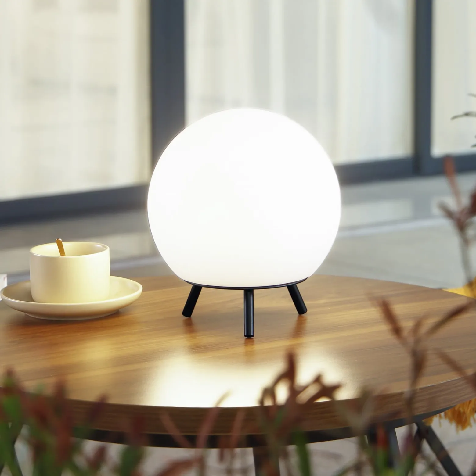 Lindby LED-Akkutischlampe Aurilia, schwarz/weiß, Eisen, IP44