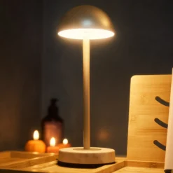 Lindby LED-Akku-Tischlampe Pippin, gold/travertin, IP44