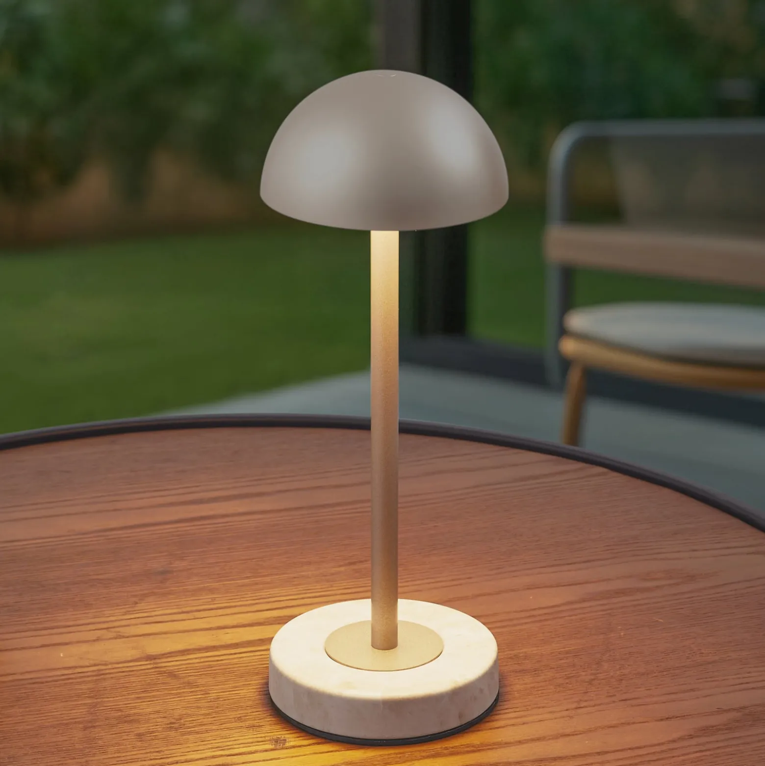 Lindby LED-Akku-Tischlampe Pippin, gold/travertin, IP44