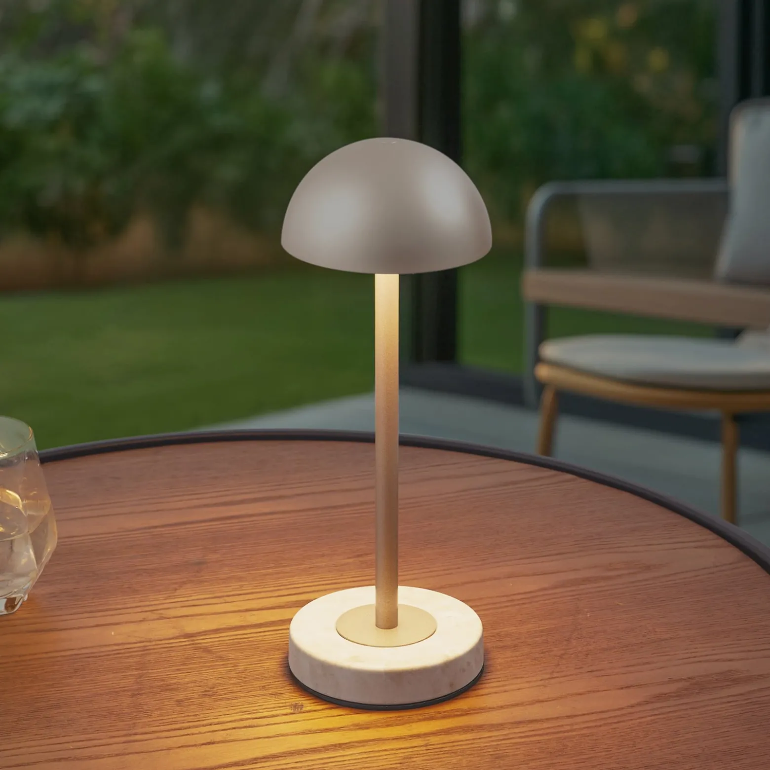 Lindby LED-Akku-Tischlampe Pippin, gold/travertin, IP44