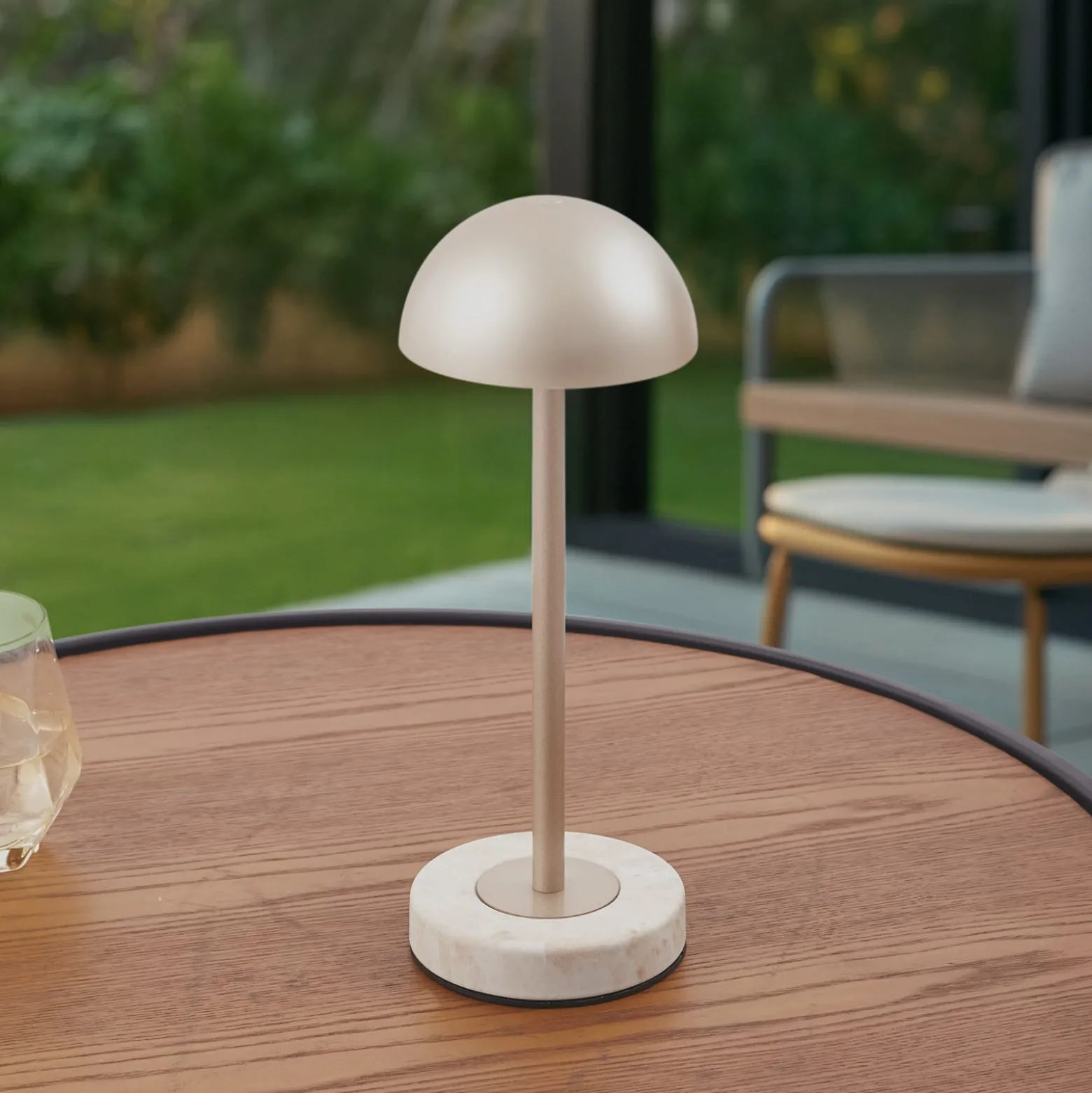 Lindby LED-Akku-Tischlampe Pippin, gold/travertin, IP44