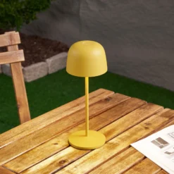 Lindby LED-Akku-Tischleuchte Arietty, gelb, dimmbar, IP65