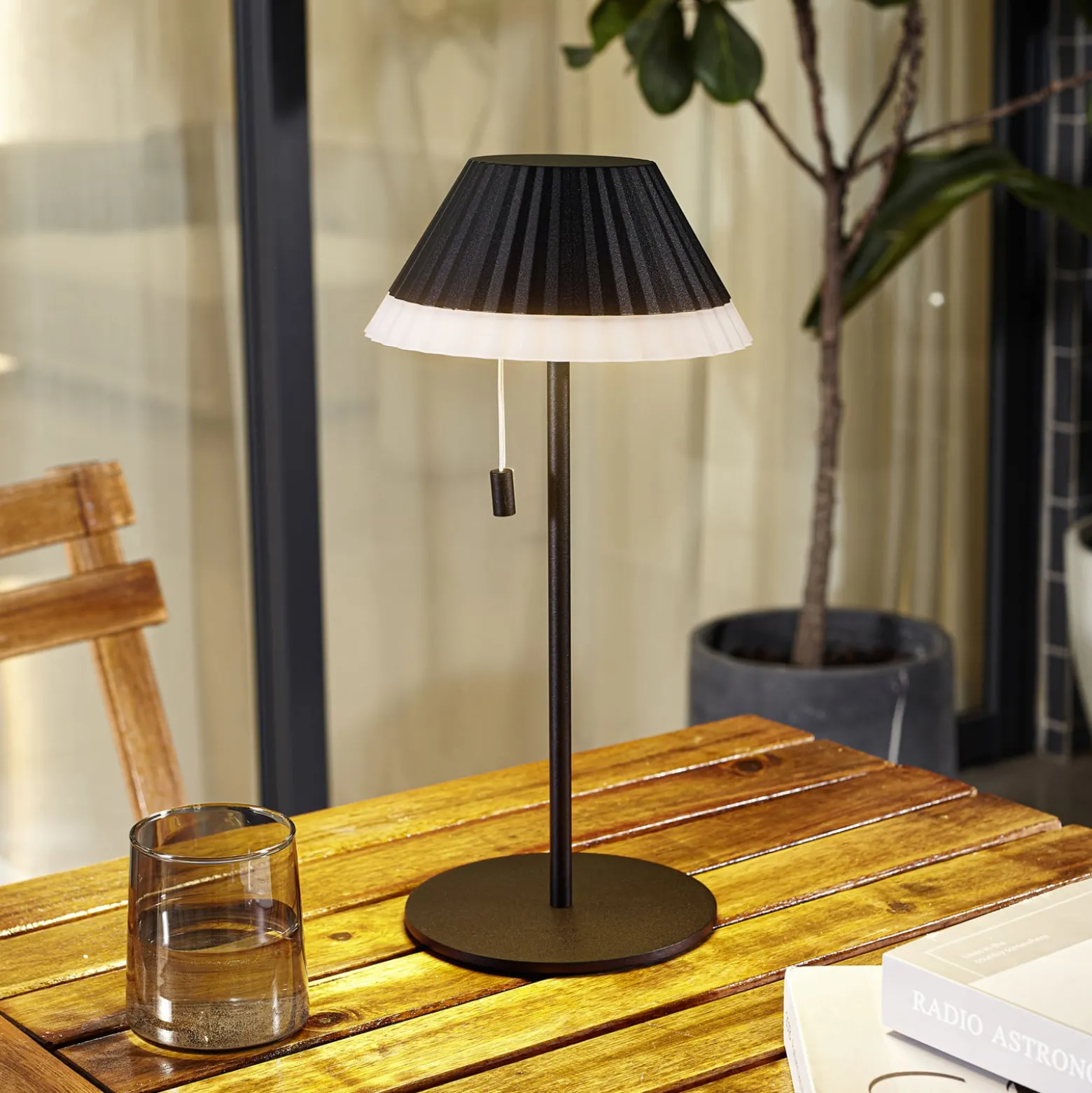 Lindby LED-Akku-Tischleuchte Ilvi, schwarz, Alu, Ø 17,5 cm