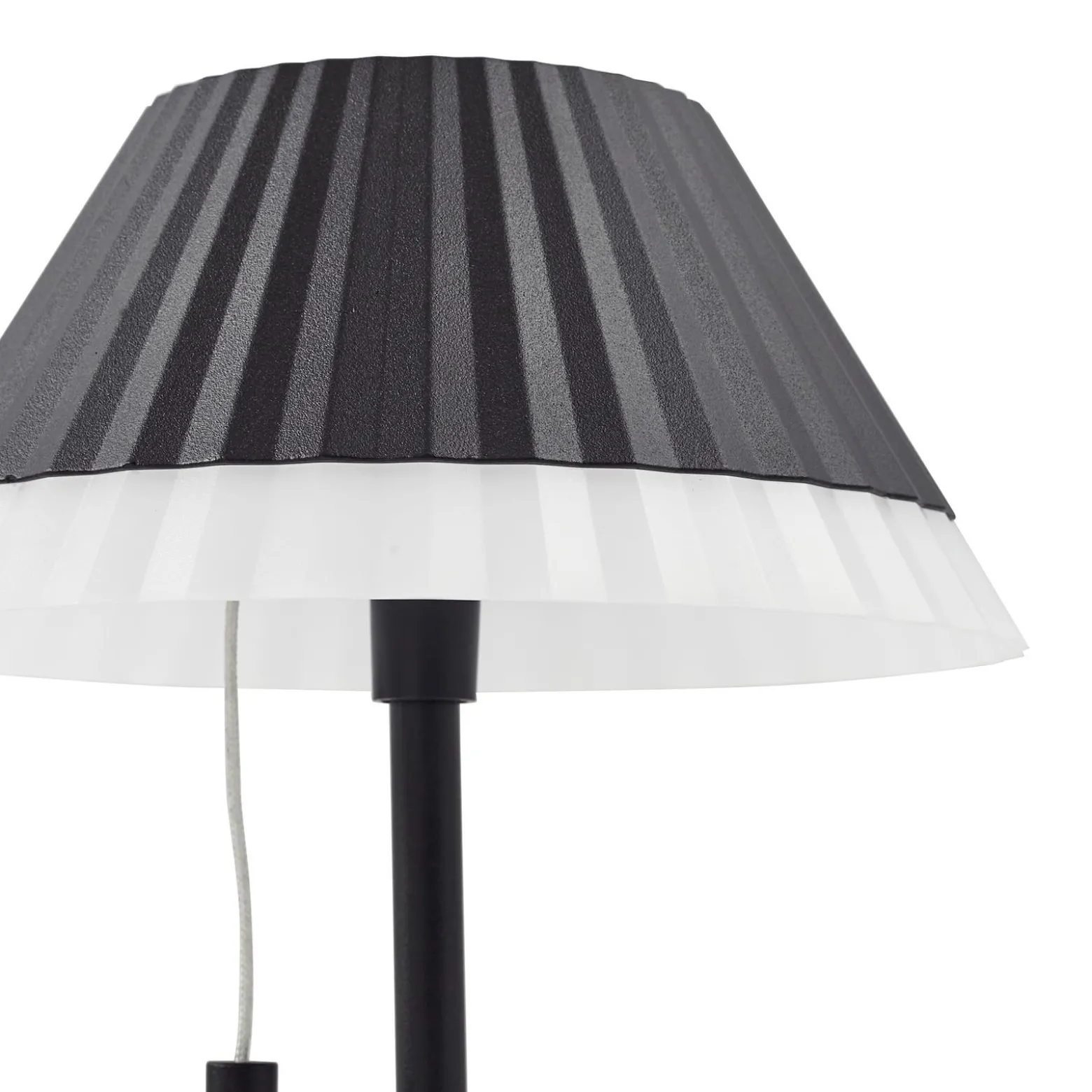 Lindby LED-Akku-Tischleuchte Ilvi, schwarz, Alu, Ø 17,5 cm