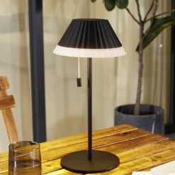 Lindby LED-Akku-Tischleuchte Ilvi, schwarz, Alu, Ø 17,5 cm