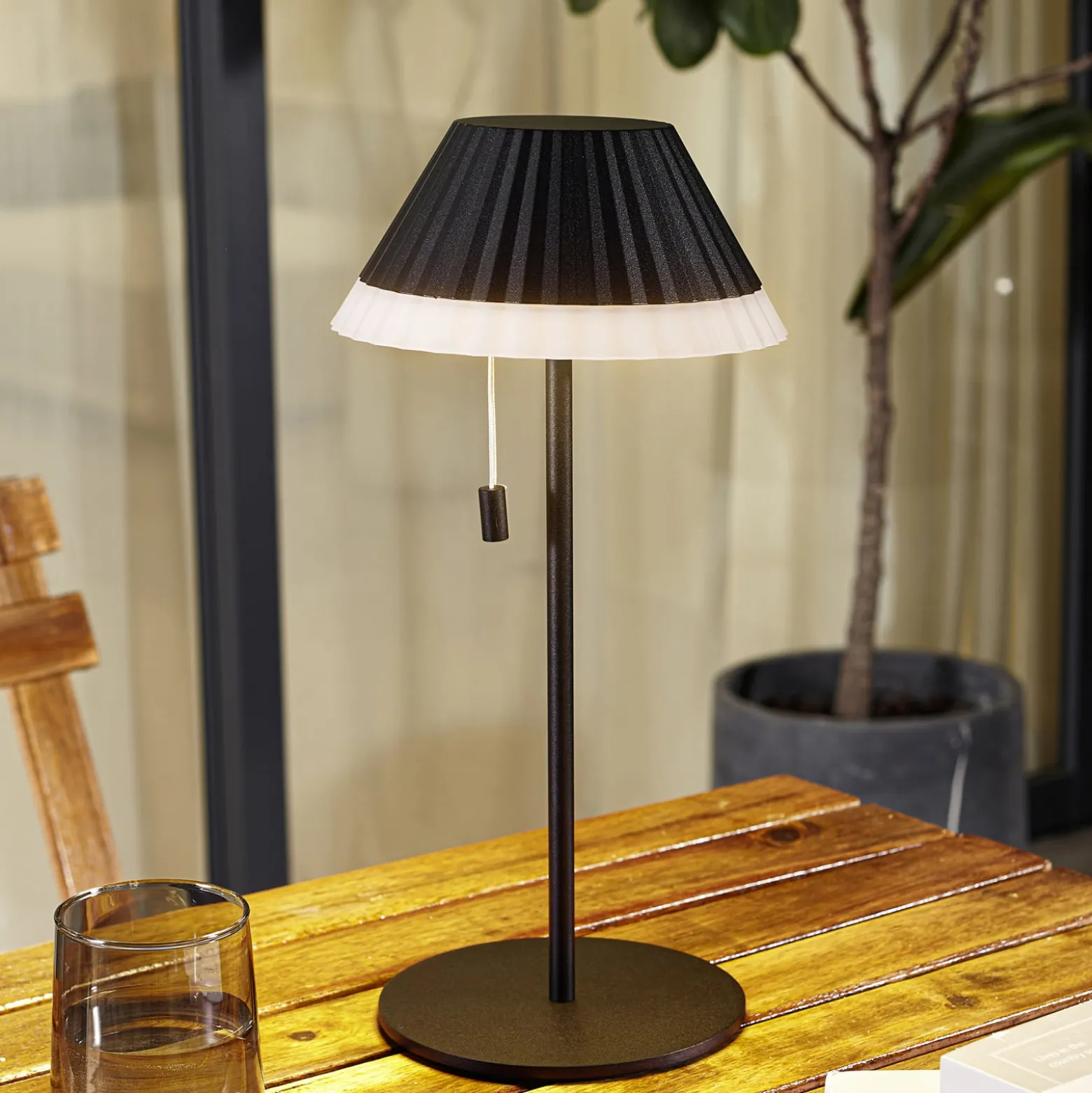 Lindby LED-Akku-Tischleuchte Ilvi, schwarz, Alu, Ø 17,5 cm