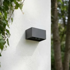 Lindby LED-Außenwandlampe Nivar, eckig, schwarz, 20cm, IP54