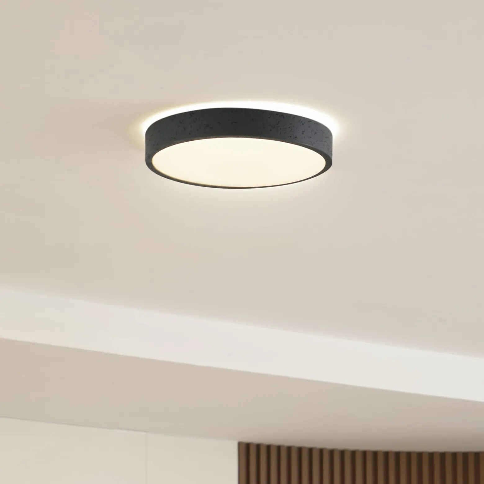 Lindby LED-Deckenleuchte Manala, betongrau, RGB, CCT, Remote