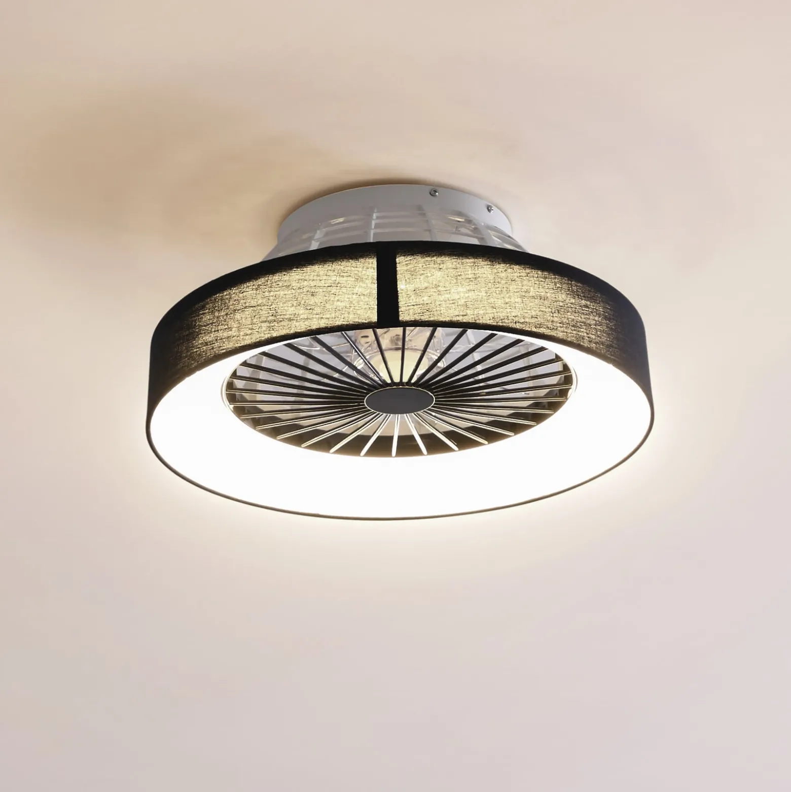Lindby LED-Deckenventilator Mace, schwarz, leise, Ø 47 cm