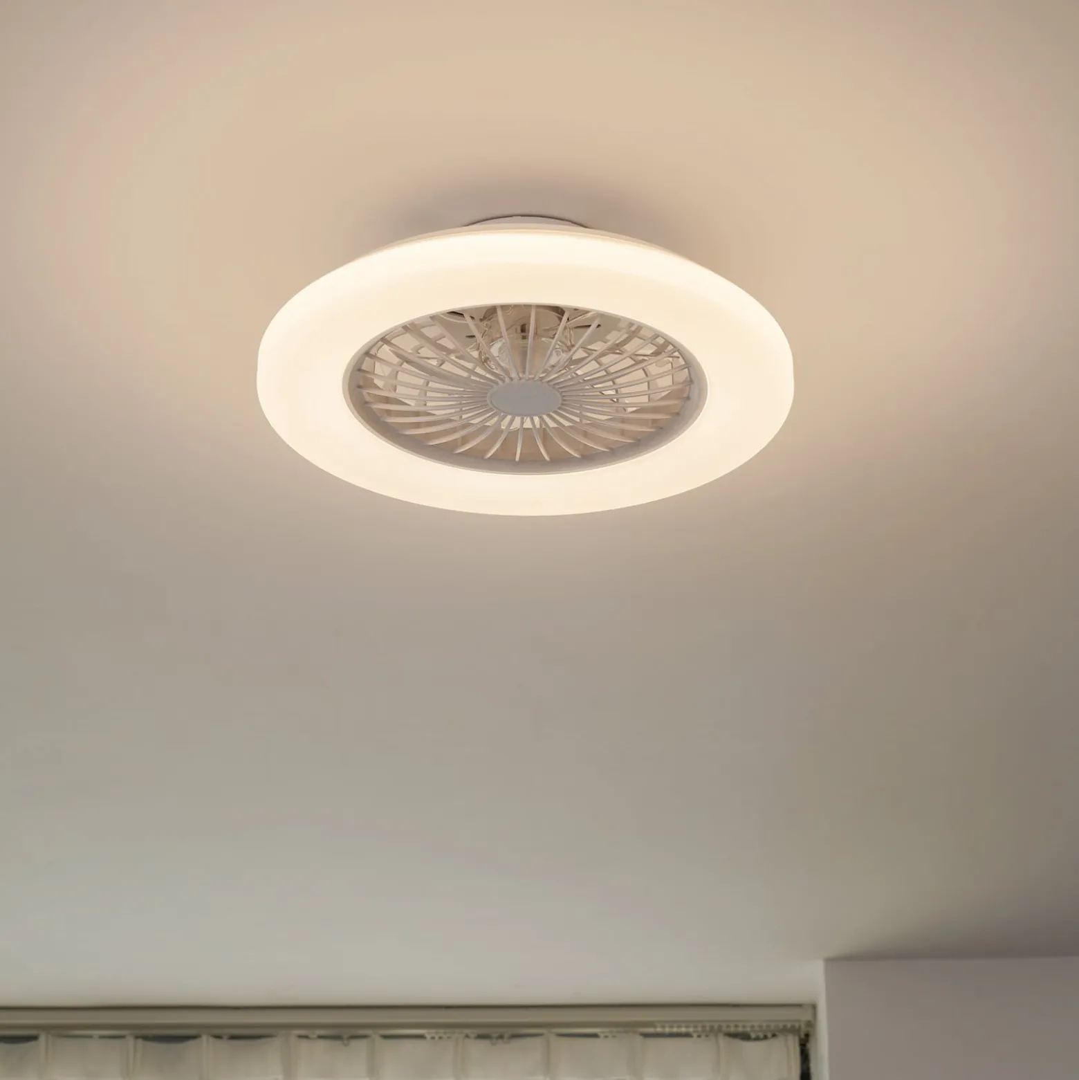 Lindby LED-Deckenventilator Vedin, weiß, DC, Ø 49 cm, CCT
