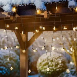 Lindby LED-Lichterkette Parrik, Schneeflocken, 620 cm, IP44