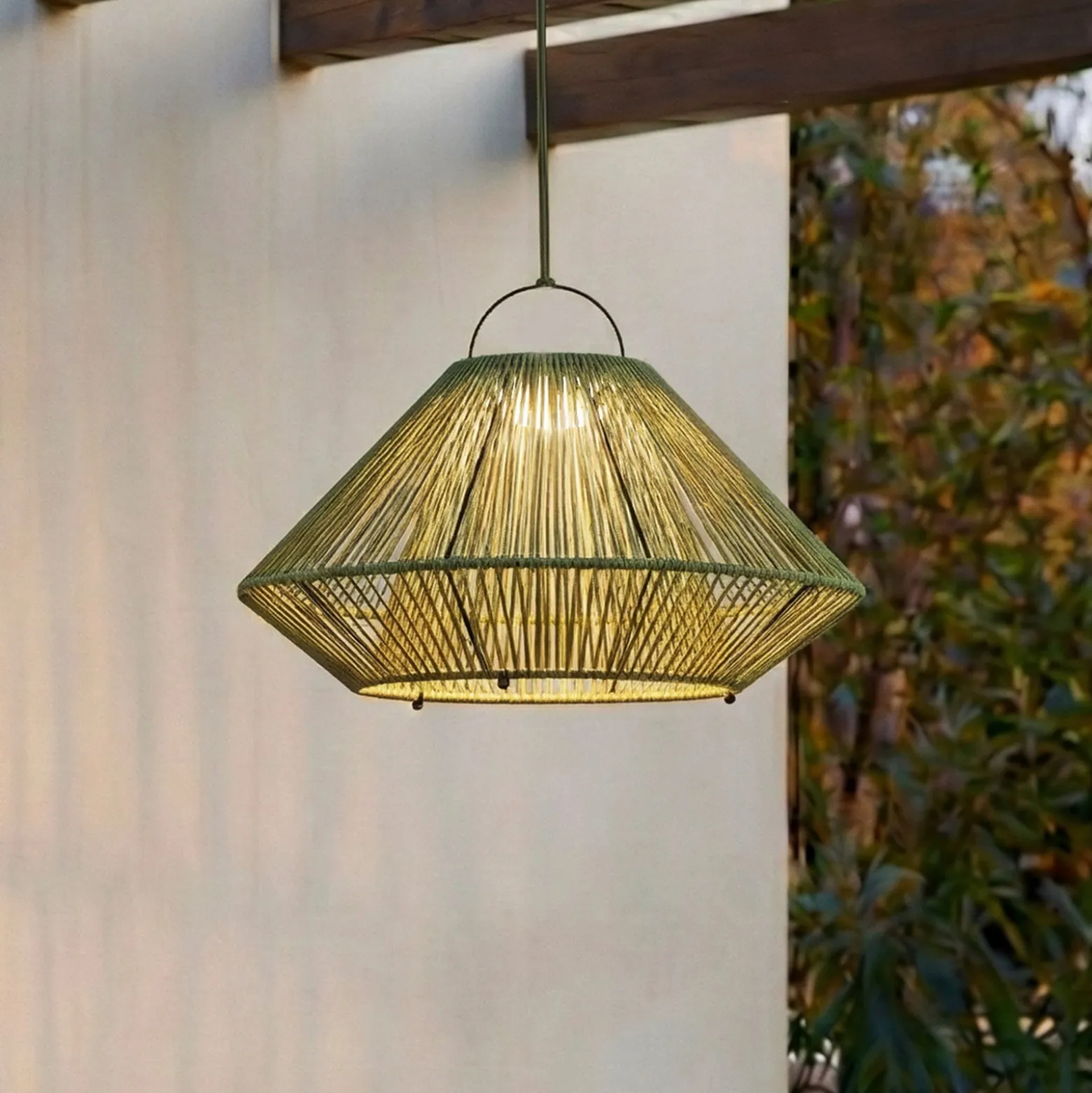 Lindby LED-Solarhängelampe Austas, grün, Ø 50 cm, USB, IP54