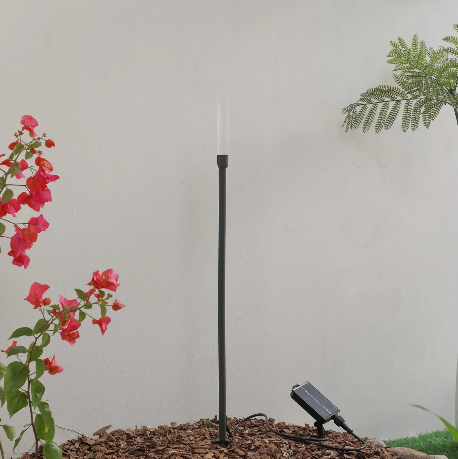 Lindby LED-Solarleuchte Balian, schwarz, Aluminium, 3.000 K