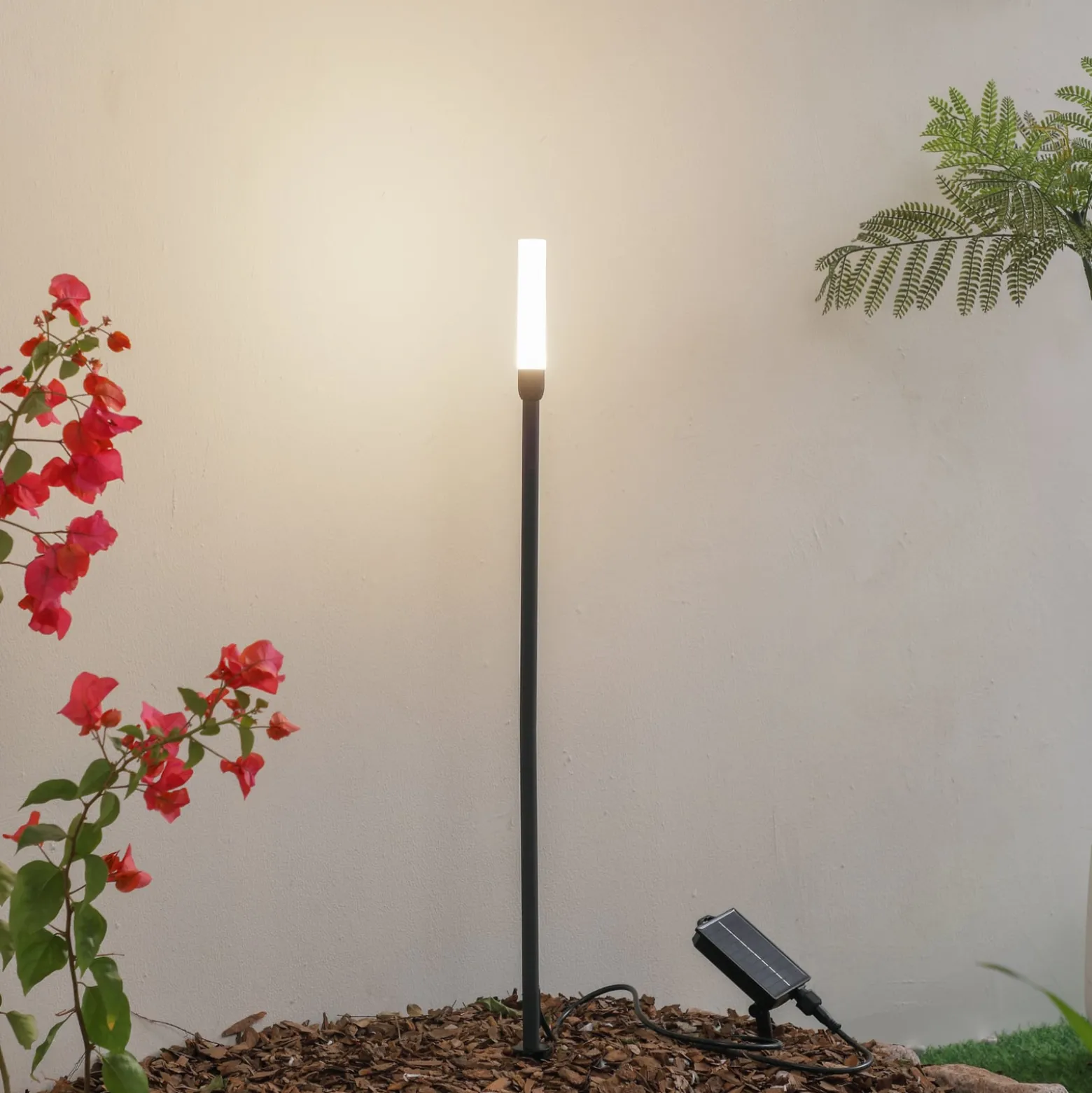 Lindby LED-Solarleuchte Balian, schwarz, Aluminium, 3.000 K