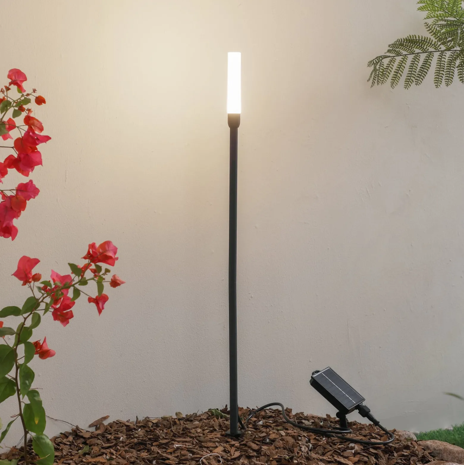 Lindby LED-Solarleuchte Balian, schwarz, Aluminium, 3.000 K