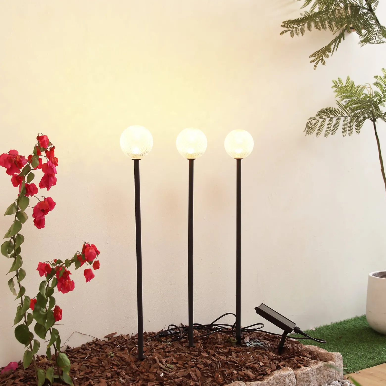 Lindby LED-Solarleuchte Brindley, 3er-Set, schwarz, Glas