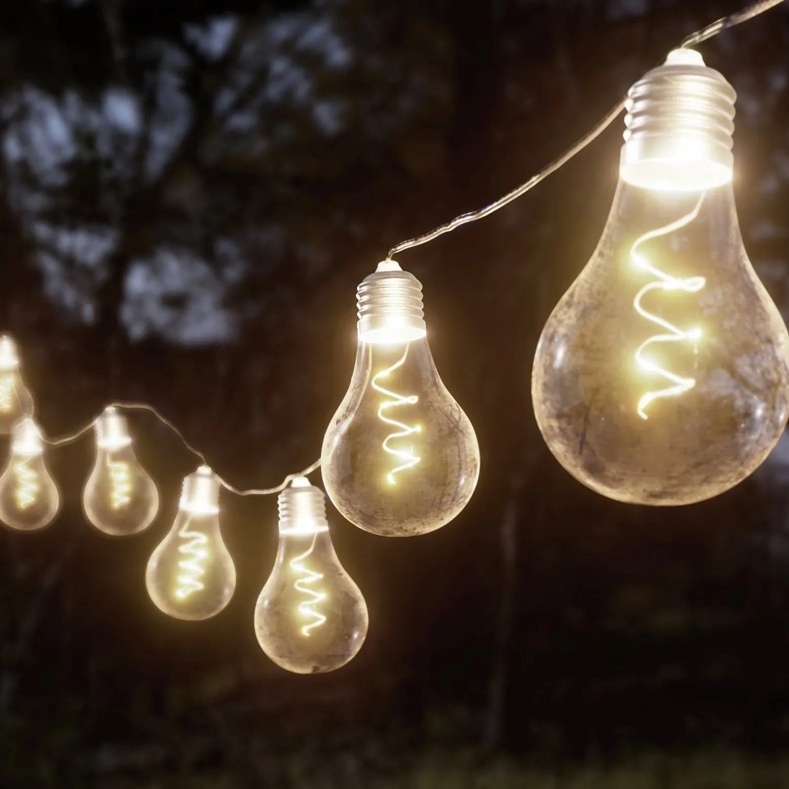 Lindby LED-Solar-Lichterkette Lampini, 200 cm, schwarz, IP44