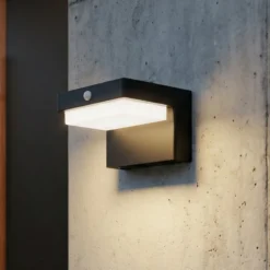 Lindby LED-Solarwandlampe Eleazar, schwarz, Sensor