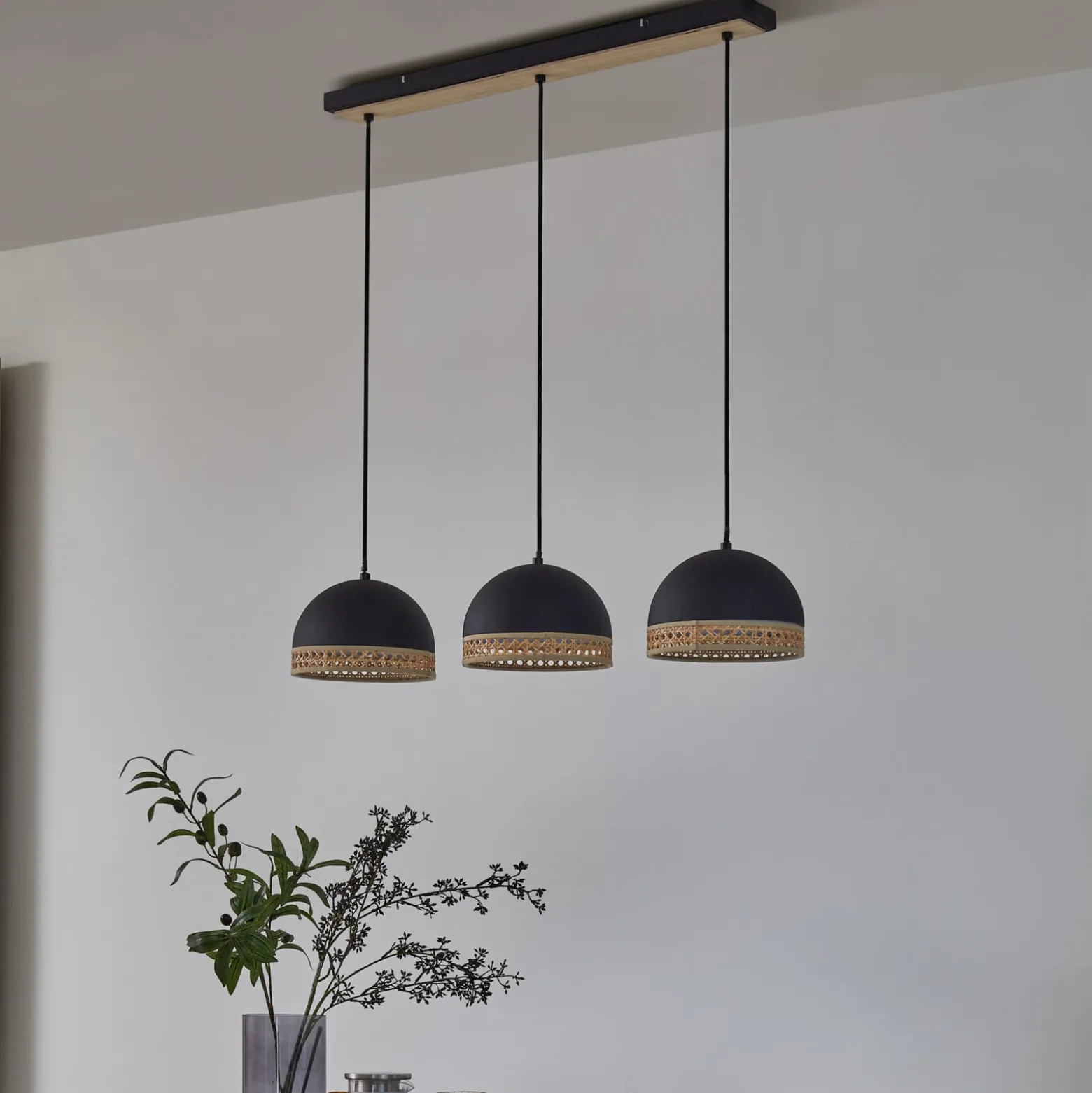 Lindby Lonnaris Hängelampe, Rattan, schwarz, 3-fl.