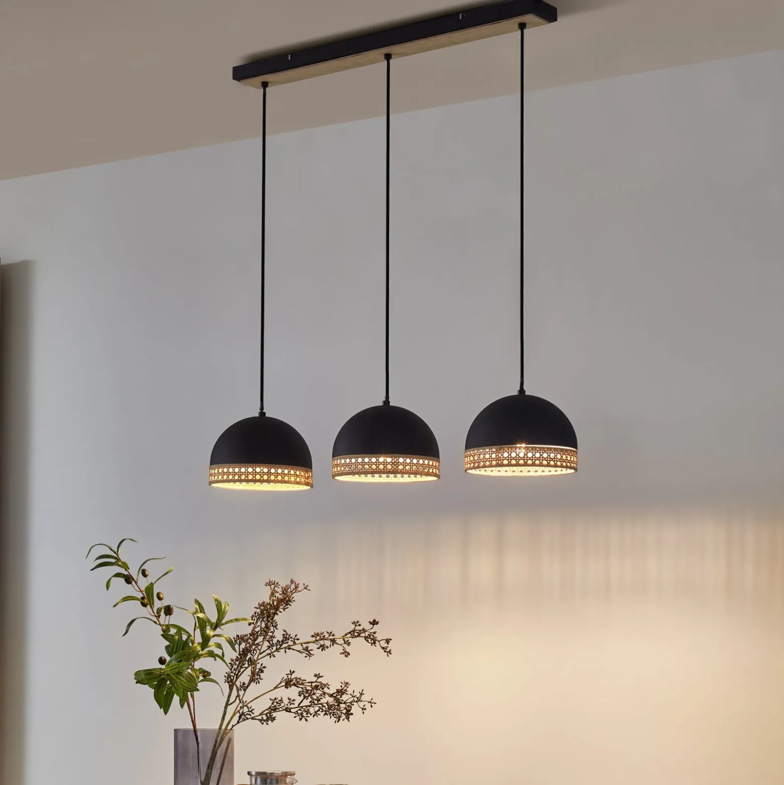 Lindby Lonnaris Hängelampe, Rattan, schwarz, 3-fl.