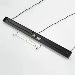Lindby Pendelleuchte Elamira, schwarz, Metall, 133cm, 3-flg.
