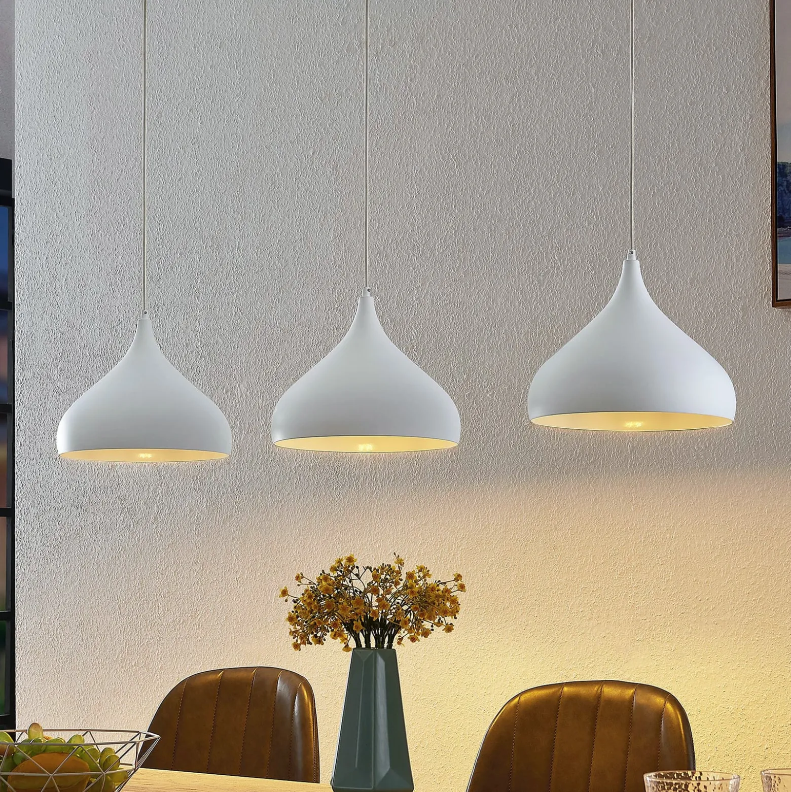 Lindby Pendelleuchte Elamira, weiß, Metall, 133 cm, 3-flg.