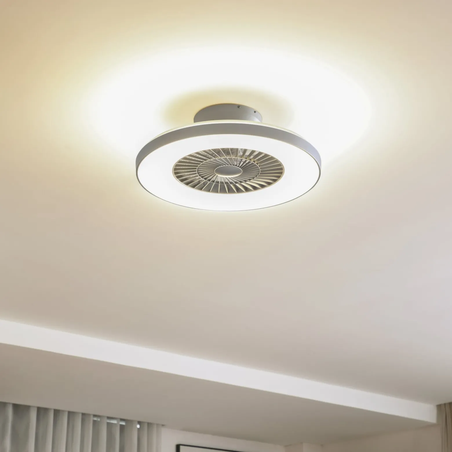 Lindby Smart LED-Deckenventilator Paavo, silber, leise, Tuya