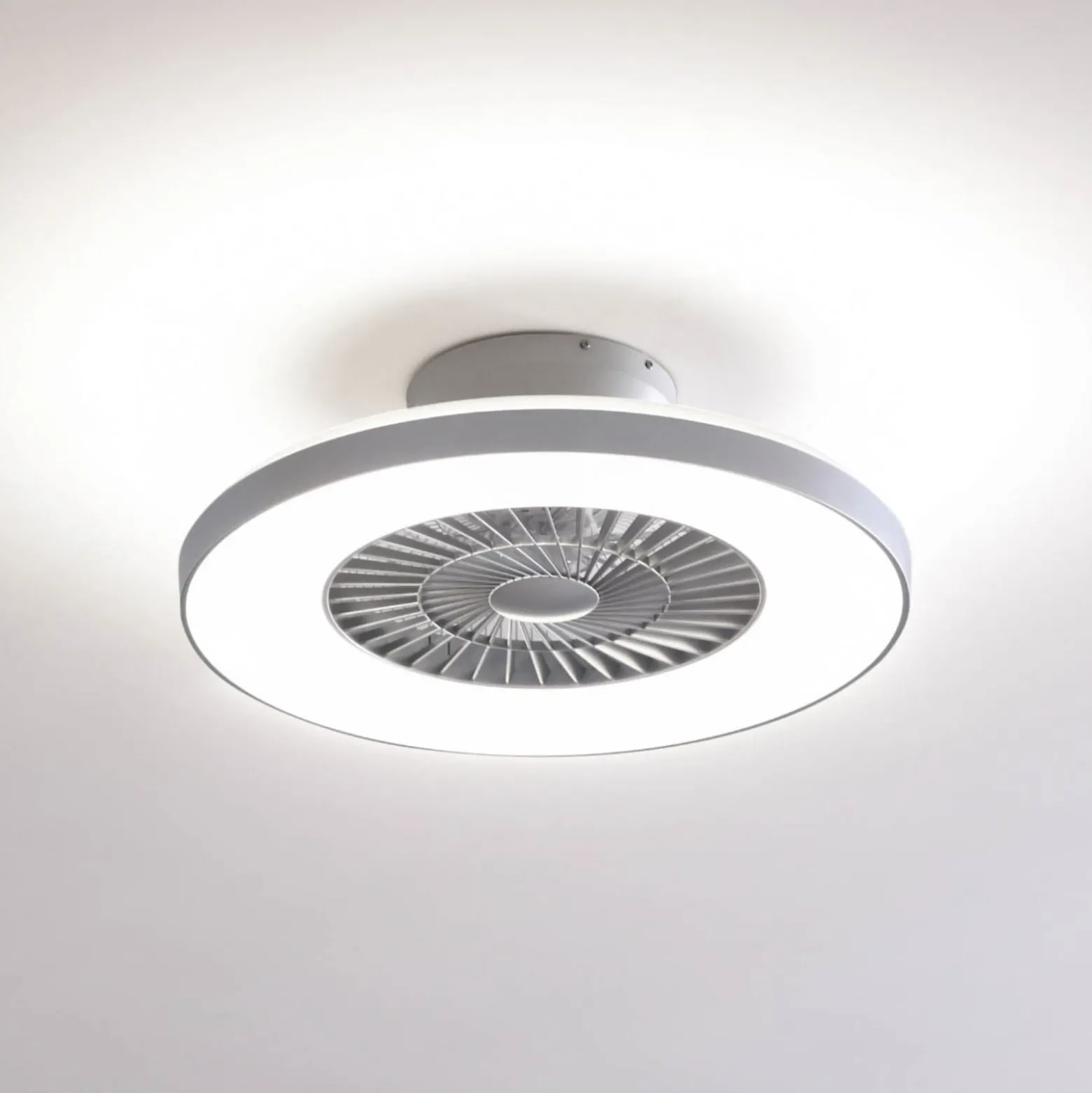 Lindby Smart LED-Deckenventilator Paavo, silber, leise, Tuya