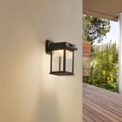 Lindby Solar-LED-Wandleuchte Latarka, Höhe 27,5 cm, Sensor