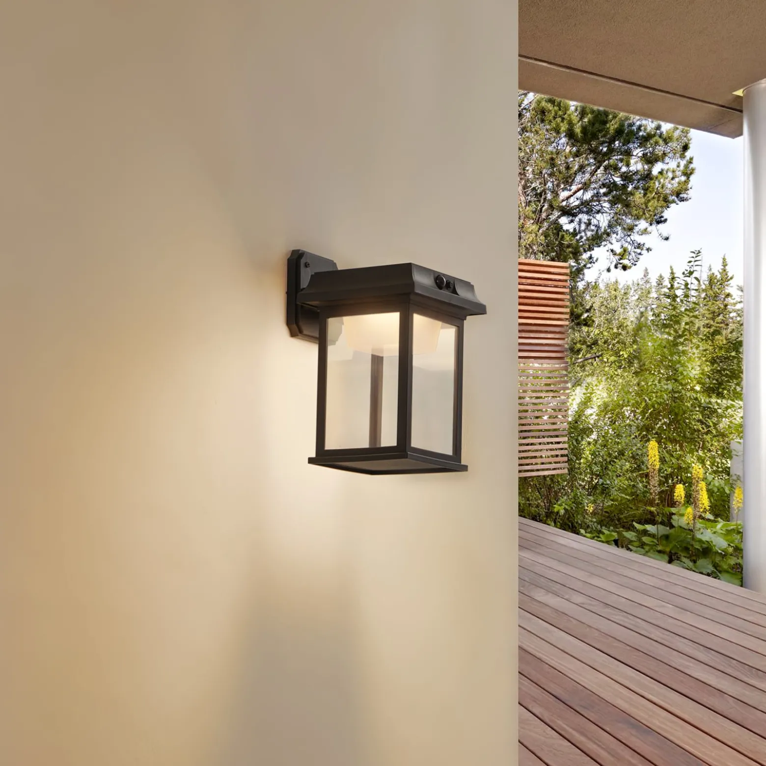Lindby Solar-LED-Wandleuchte Latarka, Höhe 27,5 cm, Sensor