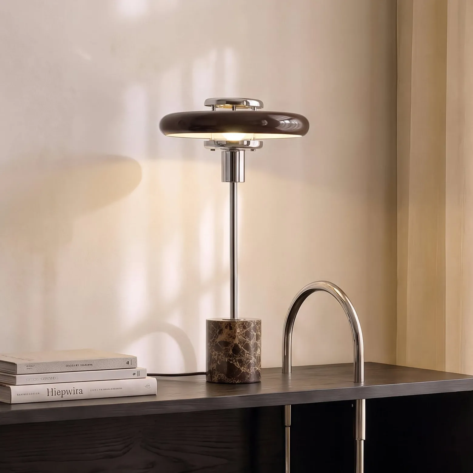 Lindby Tischleuchte Branford, Retro, braun, Glas/Marmor