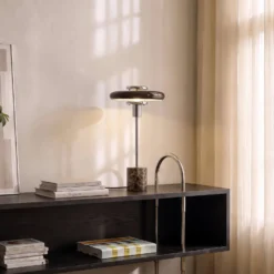 Lindby Tischleuchte Branford, Retro, braun, Glas/Marmor