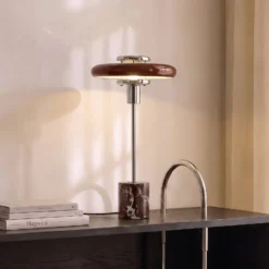 Lindby Tischleuchte Branford, Retro, burgund, Glas/Marmor
