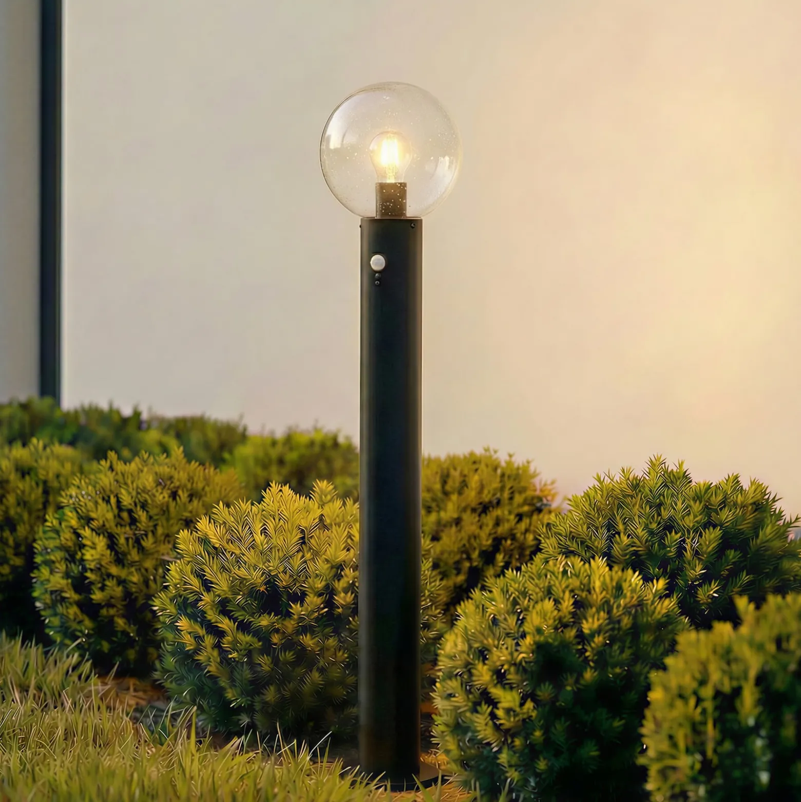 Lindby Wegeleuchte Dangan, klar, 90 cm, Glas, Sensor