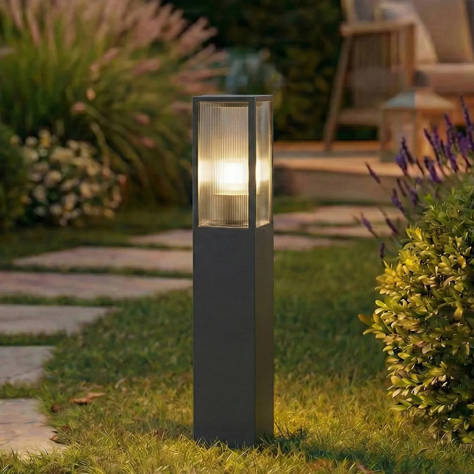 Lindby Wegeleuchte Peldar, anthrazit/geriffelt, 80 cm