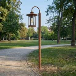 Lindby Wegeleuchte Zayn, rostfarben, Glas, Höhe 109 cm, IP65