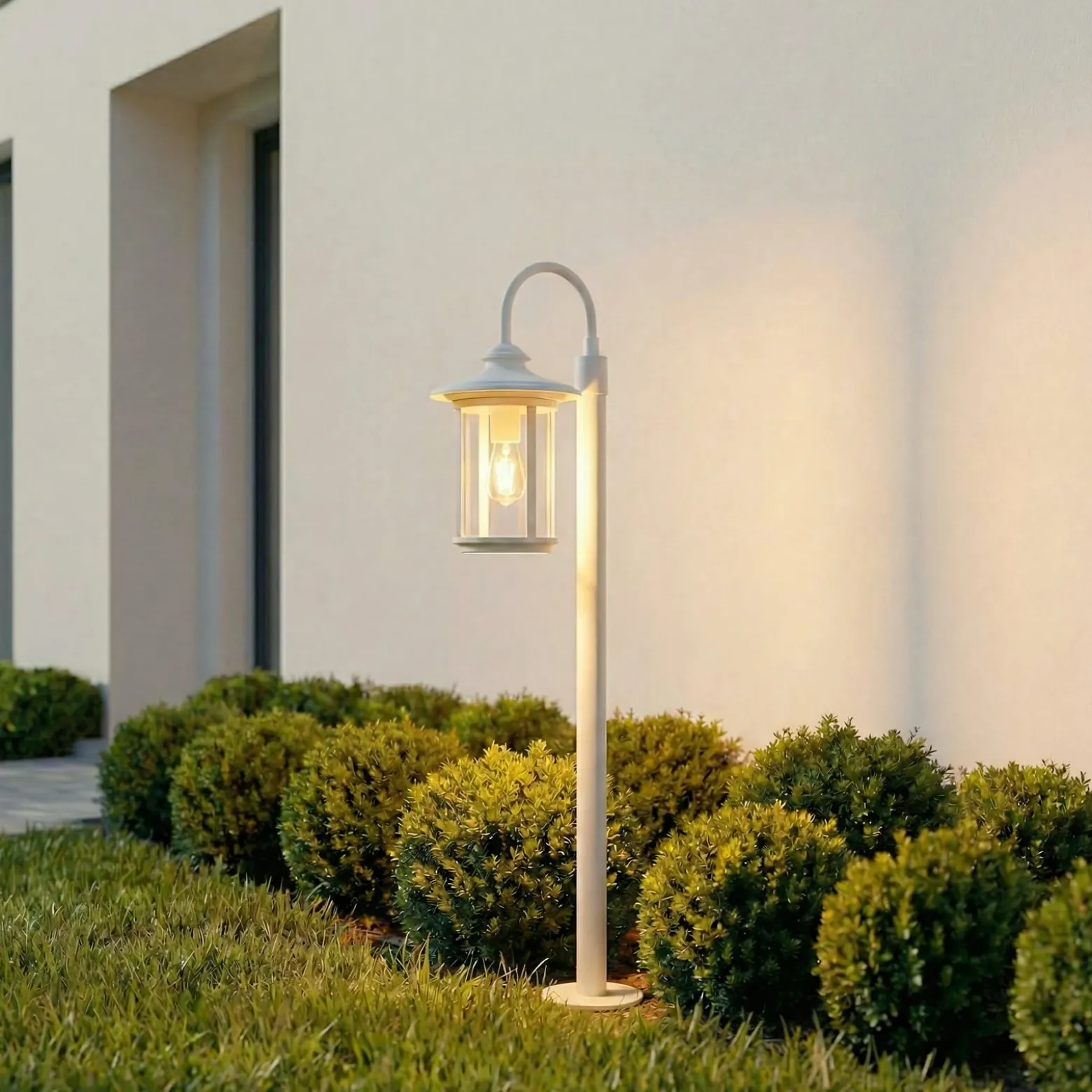 Lindby Wegeleuchte Zayn, weiß, Glas, Höhe 109 cm, IP65