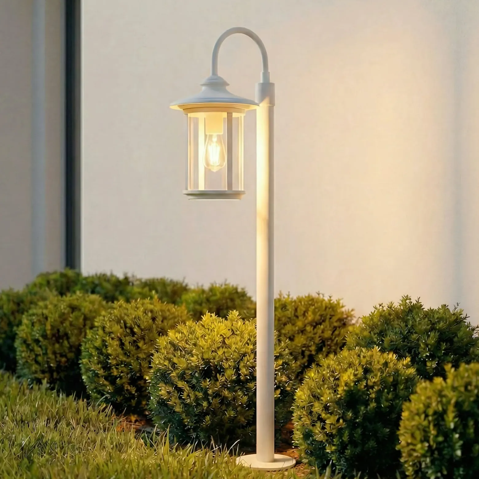 Lindby Wegeleuchte Zayn, weiß, Glas, Höhe 109 cm, IP65