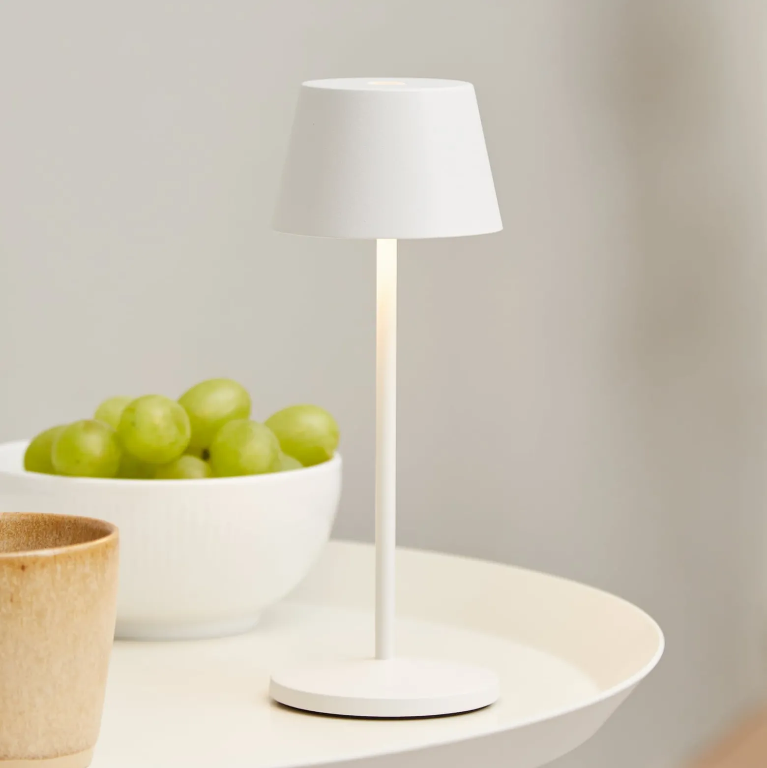 LOOM DESIGN LED-Akku-Tischleuchte Modi Micro, IP65, weiß