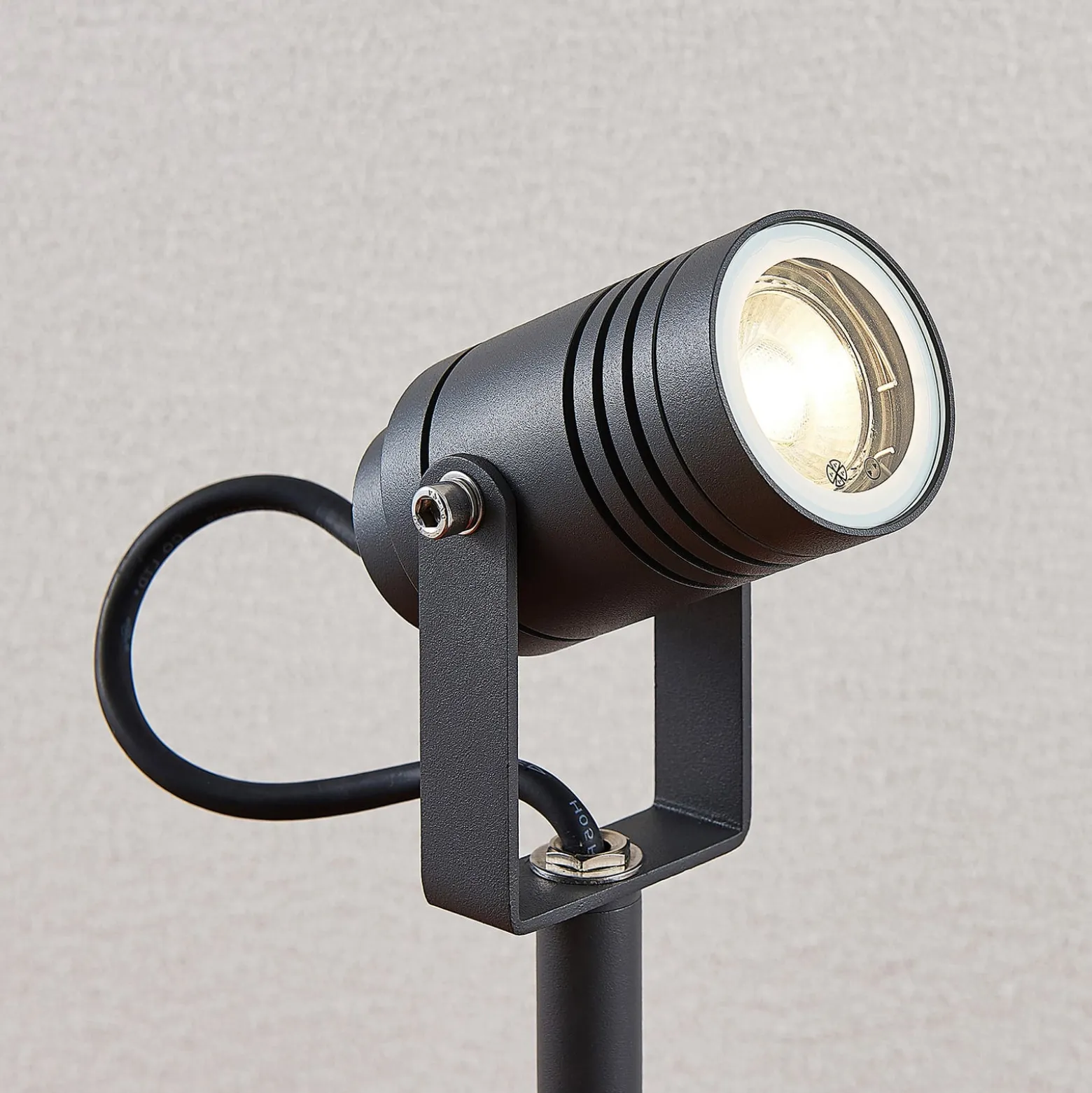 Lucande Außenstrahler Galina, Erdspieß, Stecker, grau, 40 cm