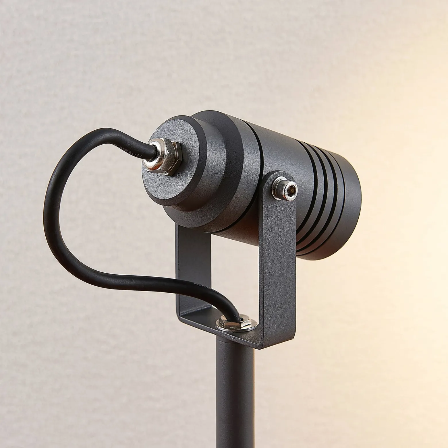 Lucande Außenstrahler Galina, Erdspieß, Stecker, grau, 40 cm