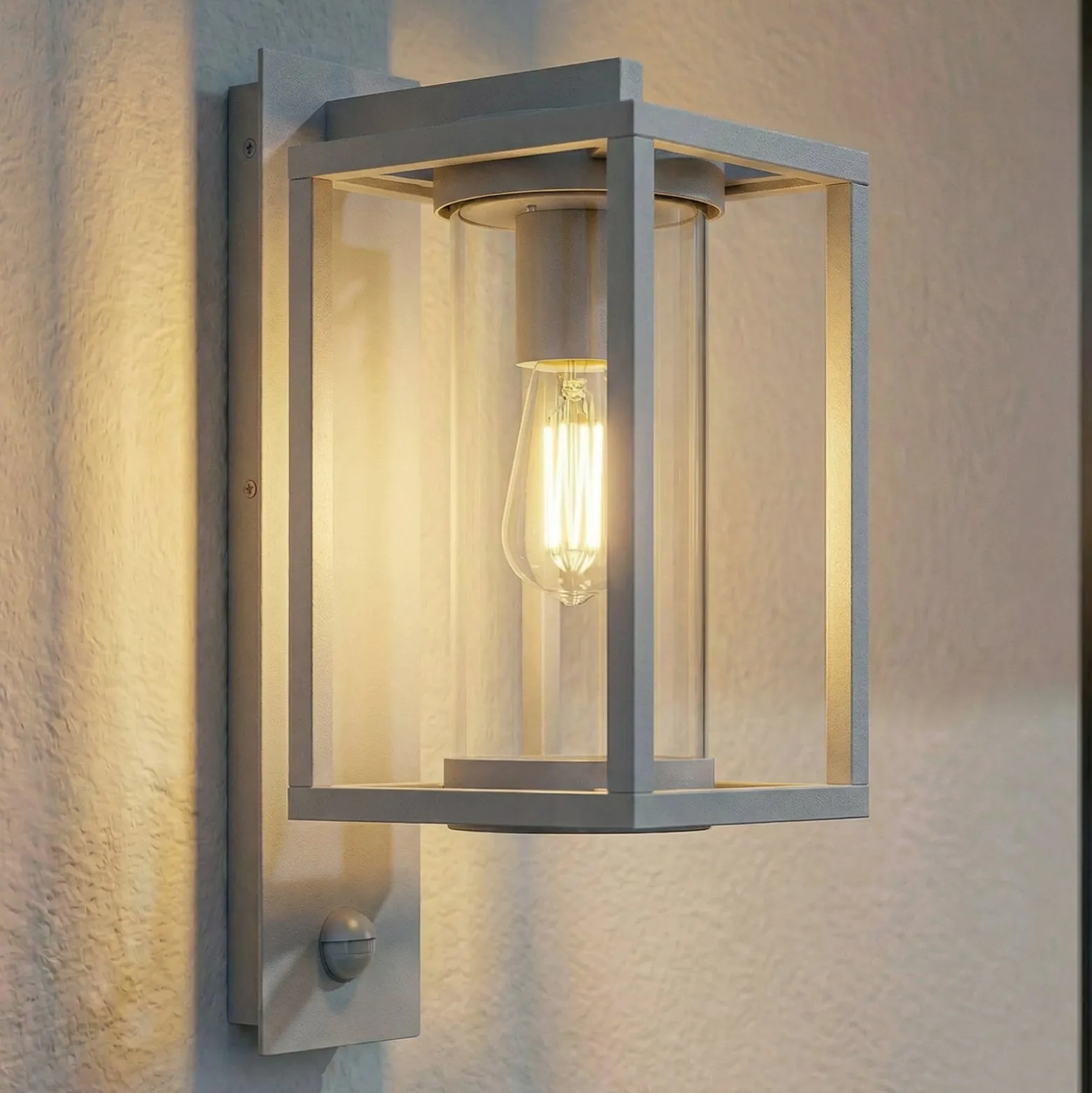 Lucande Außenwandlampe Ferda, Sensor, Fassung unten hellgrau