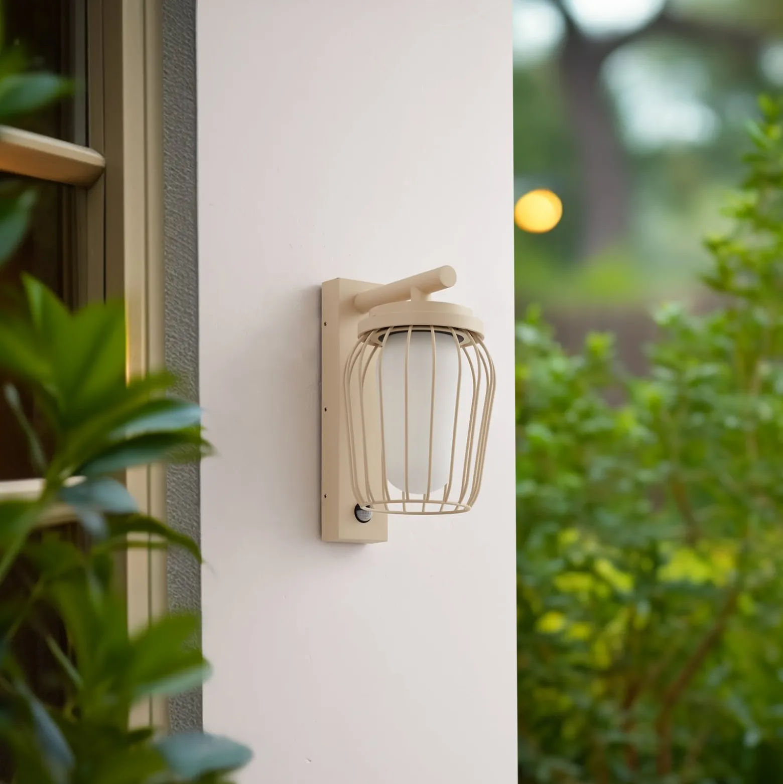 Lucande Außenwandleuchte Chandan, 30cm, beige, Sensor, IP44
