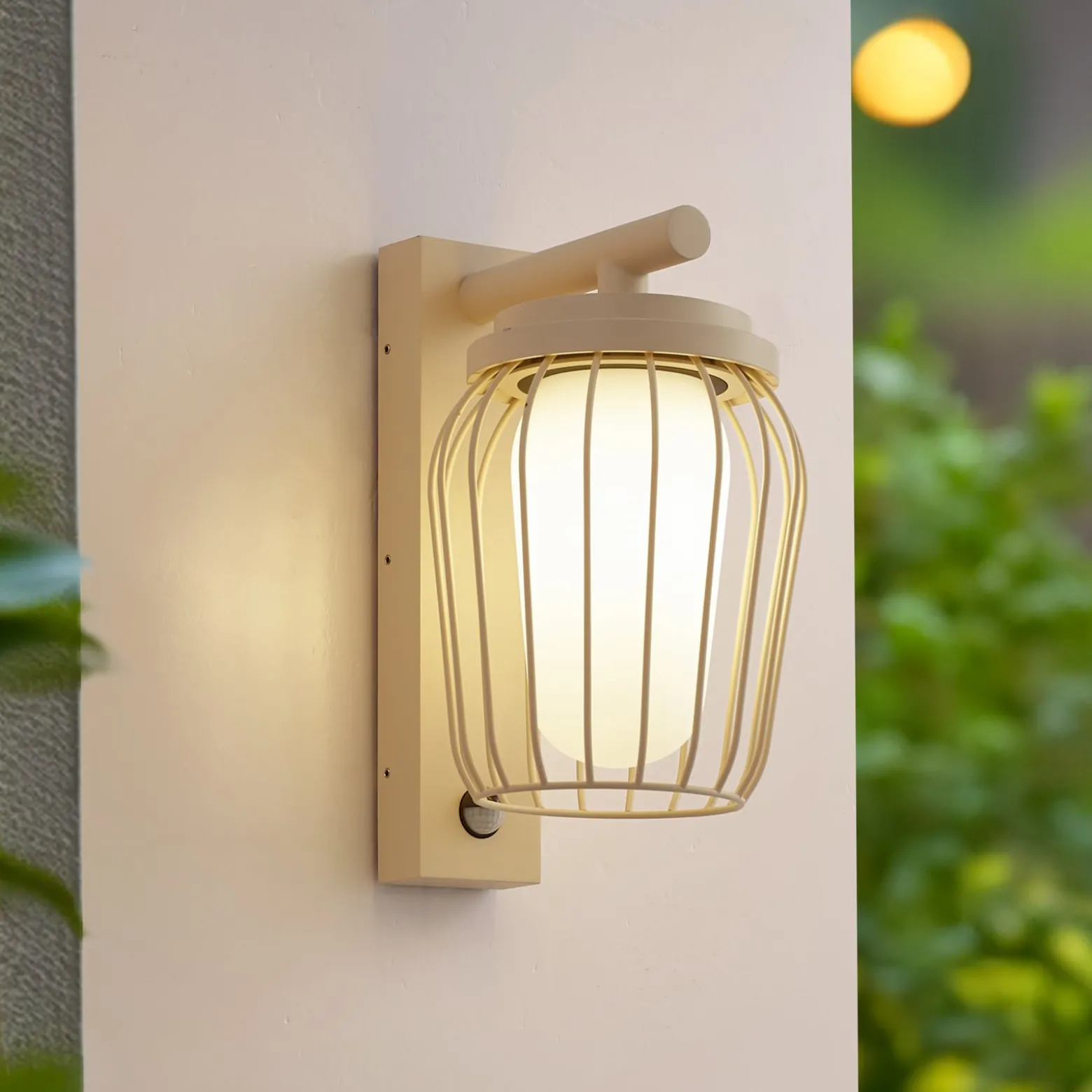 Lucande Außenwandleuchte Chandan, 30cm, beige, Sensor, IP44