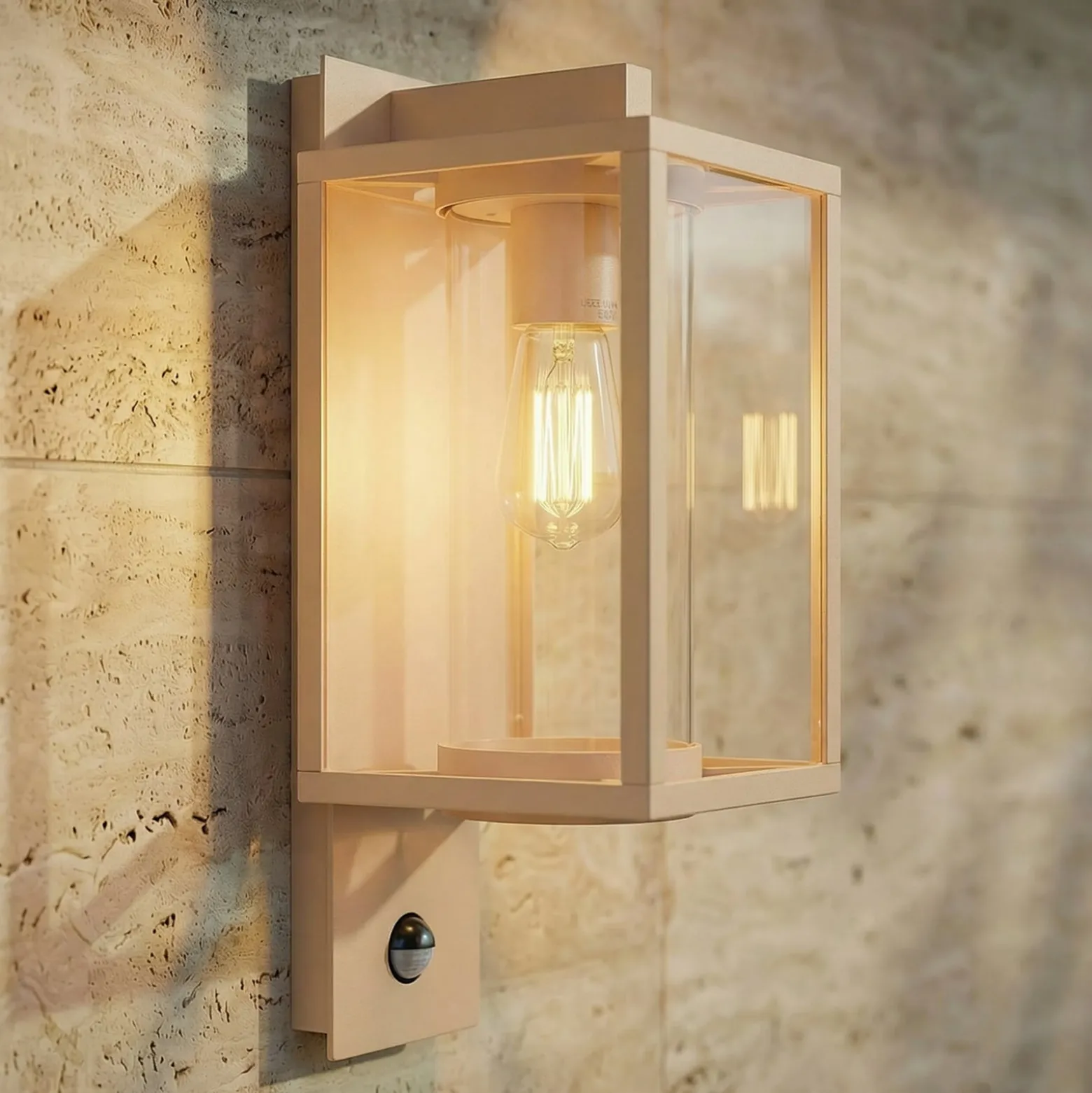 Lucande Außenwandleuchte Ferda, Sensor, Fassung unten, beige