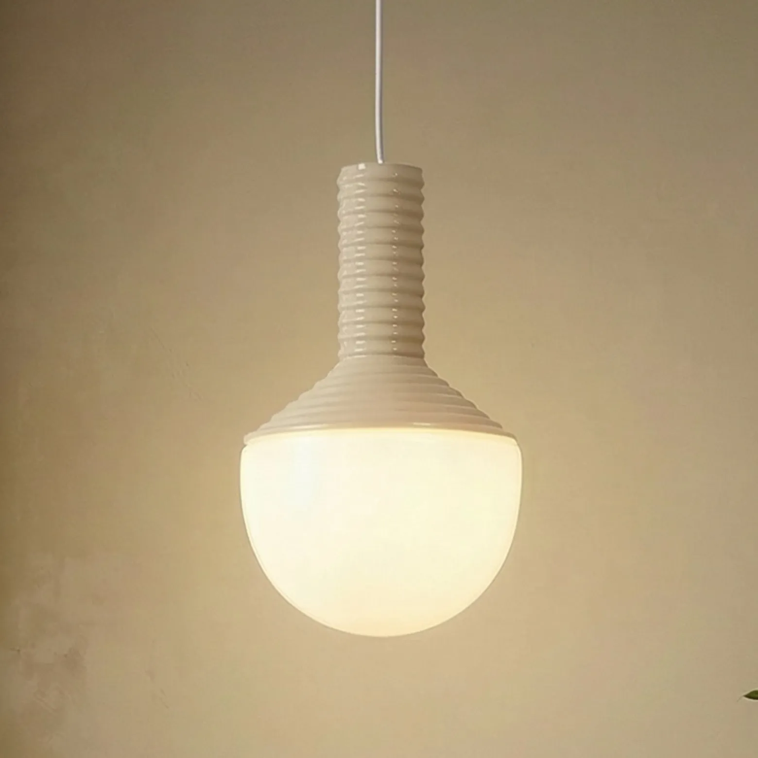 Lucande Hängeleuchte Florine, beige/opal, Keramik, Glas