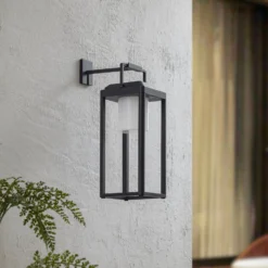 Lucande 2-in-1 LED-Solarleuchte Tilena, schwarz, eckig, Alu