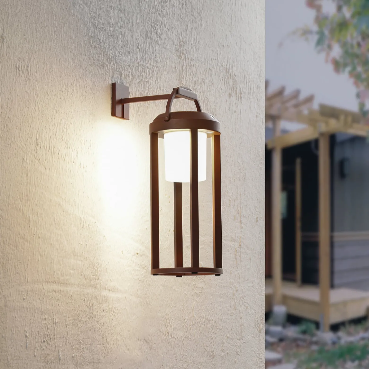 Lucande 2-in-1 LED-Solar-Wandleuchte Tilena, rost, rund, Alu