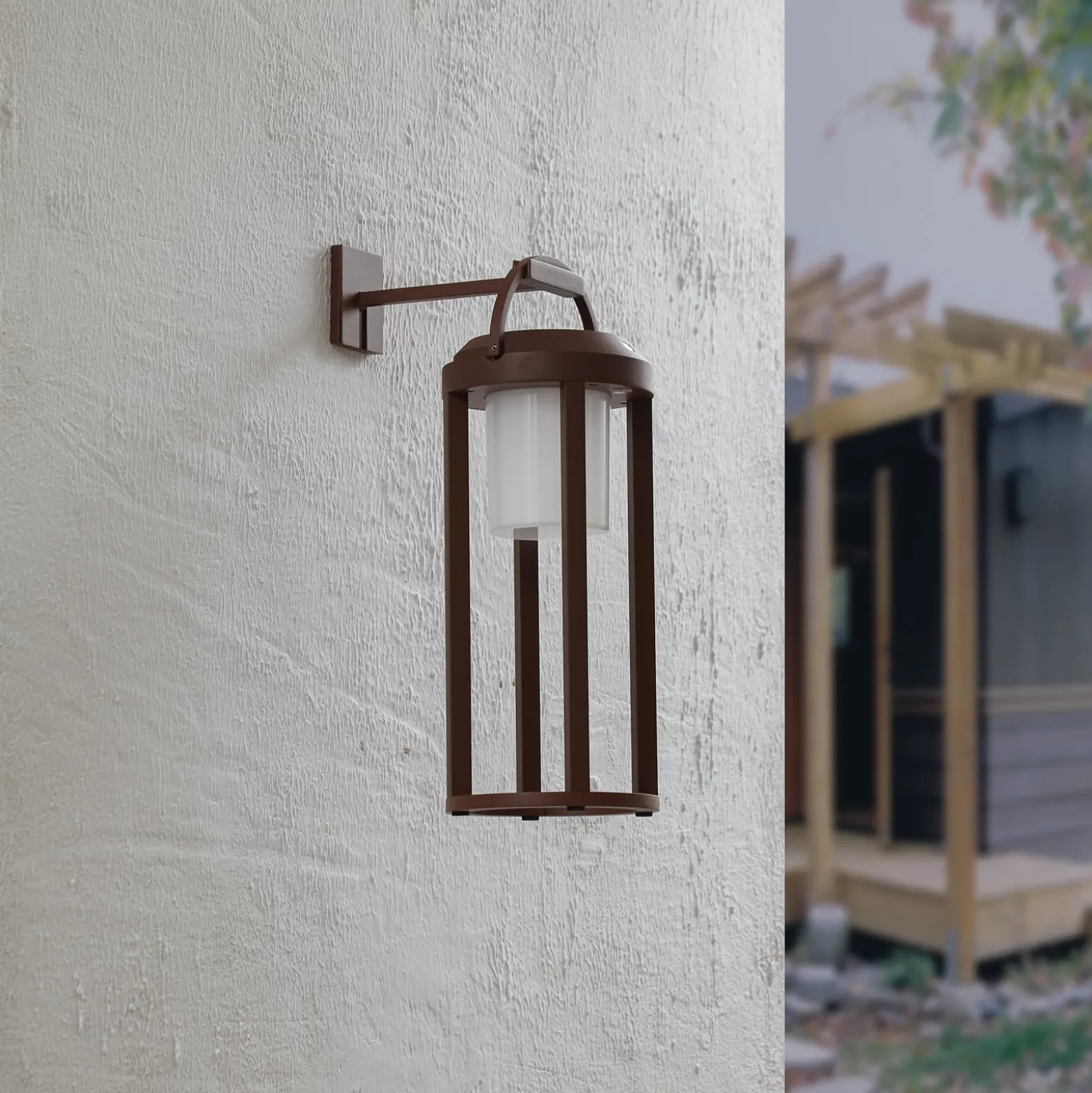 Lucande 2-in-1 LED-Solar-Wandleuchte Tilena, rost, rund, Alu